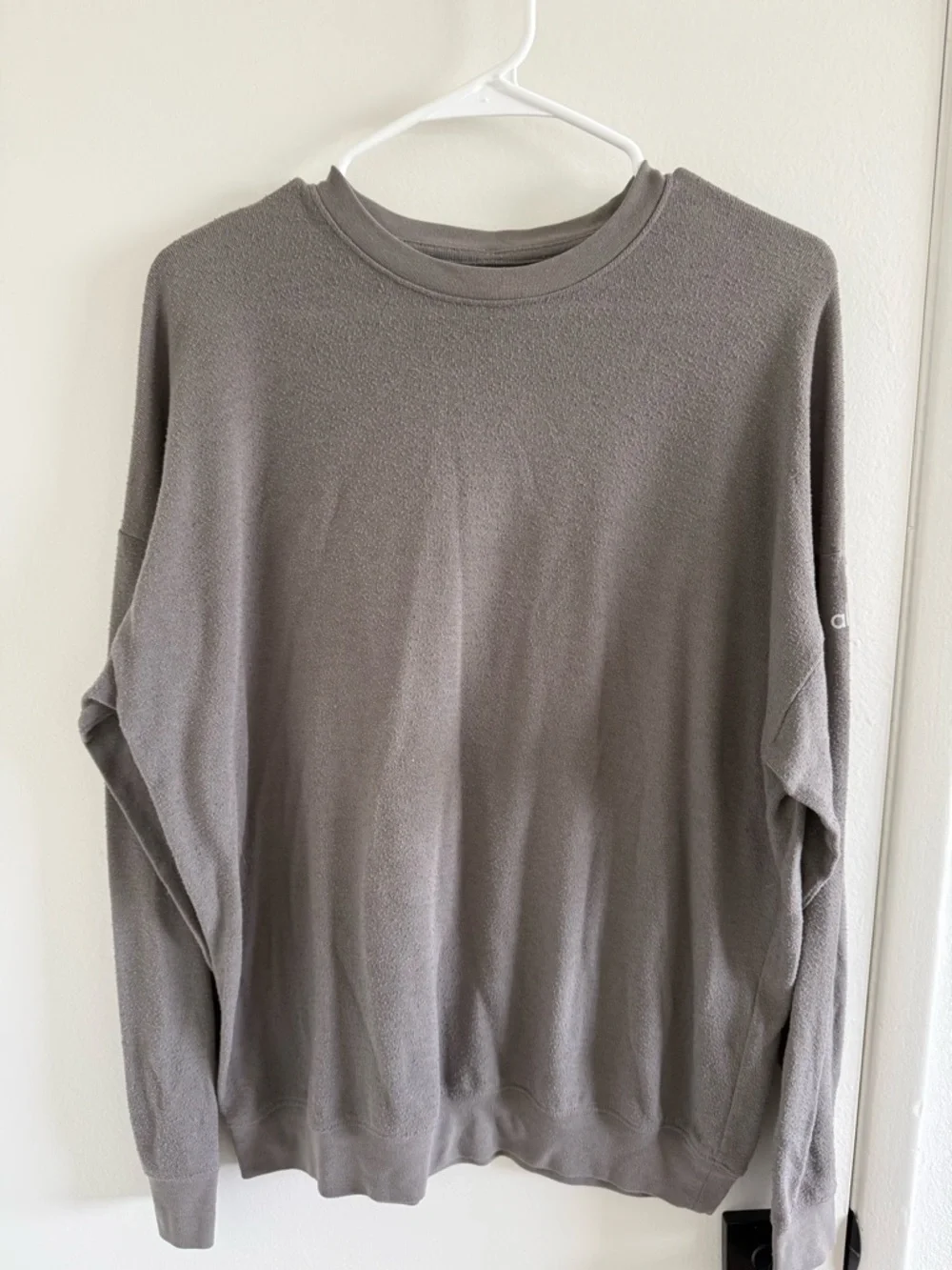 ALO Yoga Soho Pullover in Light Gray